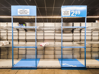 910010 Afbeelding van lege schappen in een supermarkt te Utrecht. Na afkondiging van een van de eerste maatregelen ...